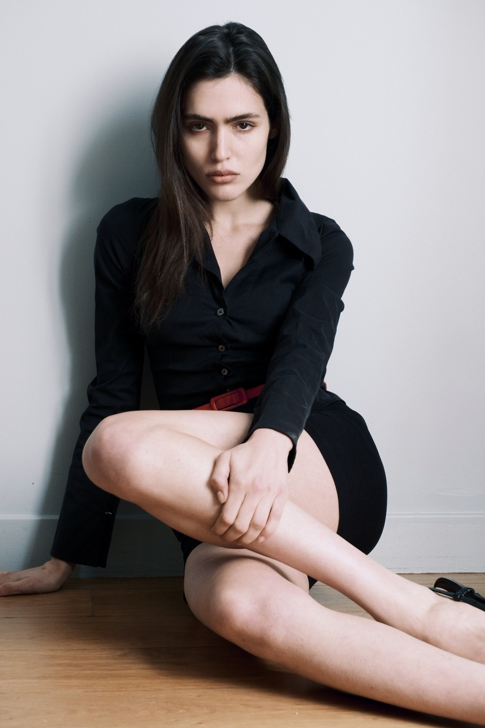 Exemple de book mannequin en studio, portrait sur fond neutre à Paris